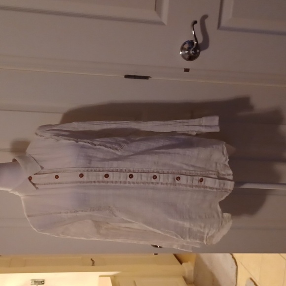 🌺Democracy White Blouse with Tan Buttons - Picture 6 of 10